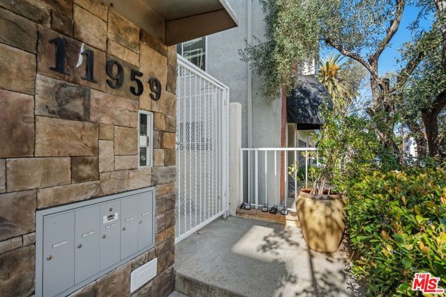 11959 Mayfield Ave #5, Los Angeles, CA, 90049 Townhouse. Photo 6 of 35