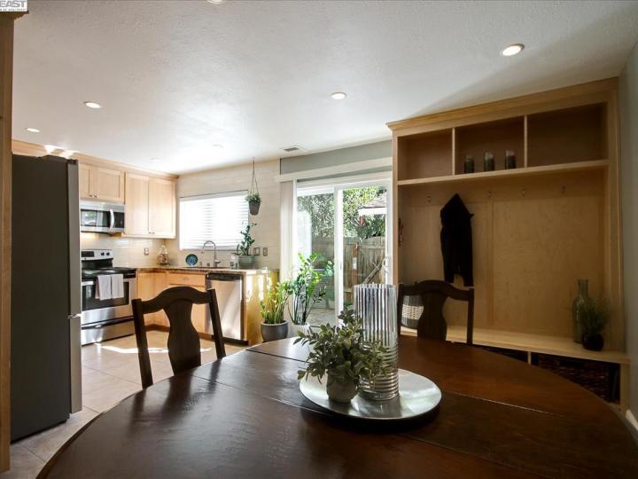 1494 Newhall Pkwy, Concord, CA, 94521 Townhouse. Photo 17 of 37