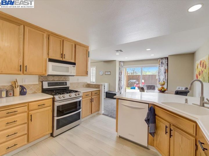 20481 Summercrest Dr, Castro Valley, CA, 94552 Townhouse. Photo 12 of 35