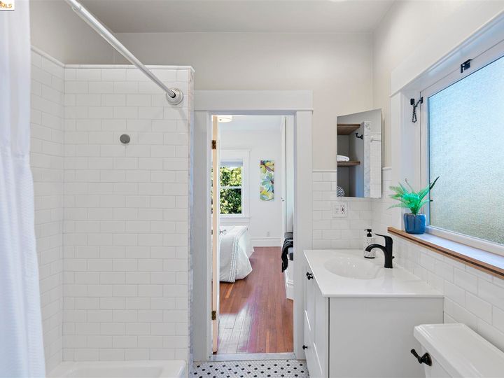 242 Oakland Ave, Oakland, CA | Adams Point. Photo 17 of 52