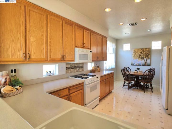 25169 Valley Oak Dr, Castro Valley, CA | Gold Creek. Photo 11 of 37