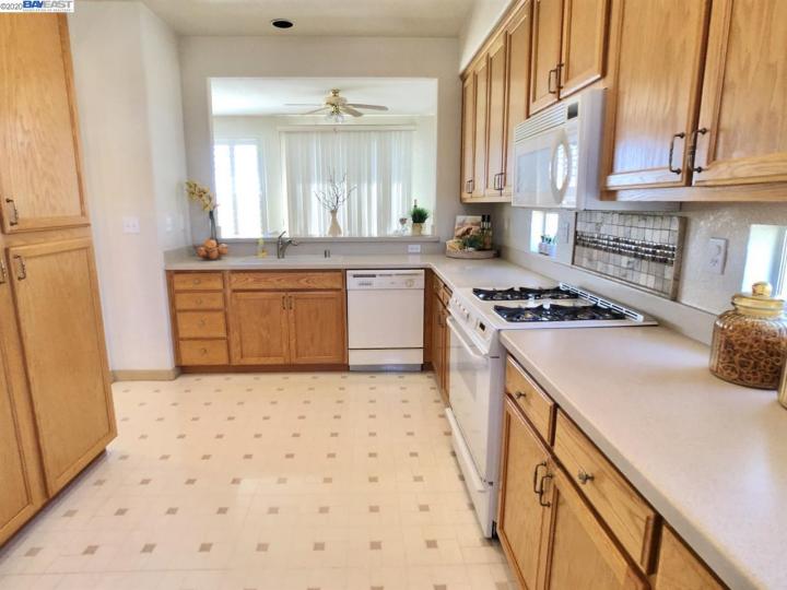 25169 Valley Oak Dr, Castro Valley, CA | Gold Creek. Photo 14 of 37