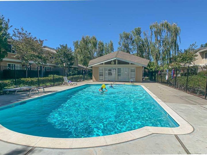 29 Saw Mill Ct, Mountain View, CA, 94043 Townhouse. Photo 38 of 40