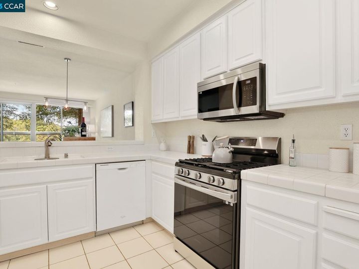 3658 Pinon Canyon Ct, Castro Valley, CA, 94552 Townhouse. Photo 11 of 43