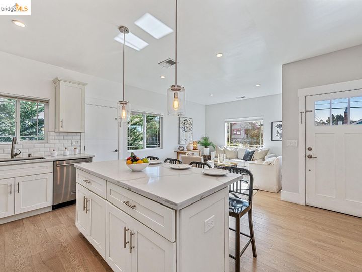 3751 39th Ave, Oakland, CA | Laurel District. Photo 15 of 31