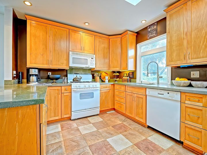 390 Belleview Dr, San Leandro, CA | Broadmoor. Photo 7 of 23