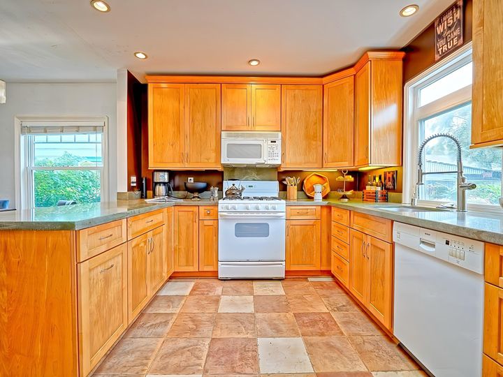 390 Belleview Dr, San Leandro, CA | Broadmoor. Photo 8 of 23