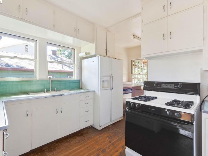 4067 Whittle Ave, Oakland, CA | Upper Dimond. Photo 11 of 20