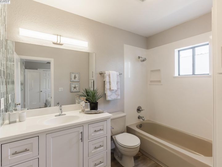6233 Hillmont Dr, Oakland, CA | Chimes Terrace. Photo 10 of 30
