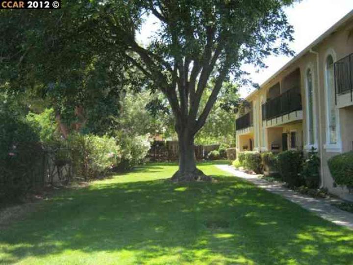 77 Meadowbrook Ave, Pittsburg, CA, 94565-5547 Townhouse. Photo 3 of 7