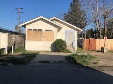 323 Roberts Ln, Oildale, CA
