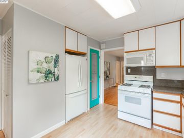 6233 Hillmont Dr, Oakland, CA | Chimes Terrace. Photo 6 of 30