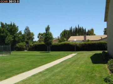 77 Meadowbrook Ave, Pittsburg, CA, 94565-5547 Townhouse. Photo 4 of 7
